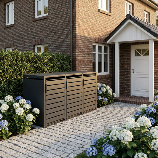 TREVANO 3er anthrazit vor Klinkerhaus – Hecke und Hortensien am Kopfsteinpflaster