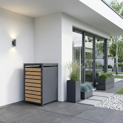 1er Mülltonnenbox Holzoptik an moderner weißer Hauswand – Ziergräser in Anthrazit-Pflanzkasten