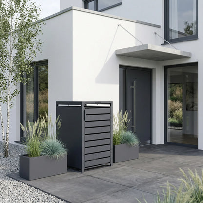 Mülltonnenbox 1er RAL 7016 neben Haustür – modernes Haus mit Betonvordach und Ziergräsern