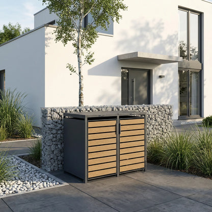 2er Mülltonnenbox Holzoptik vor modernem Kubus-Haus – Gabionenmauer und Birke im Vorgarten