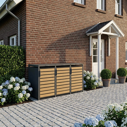 3er Mülltonnenbox Holzoptik vor Klinkerhaus – weiße Hortensien und Buchskugeln am Eingang