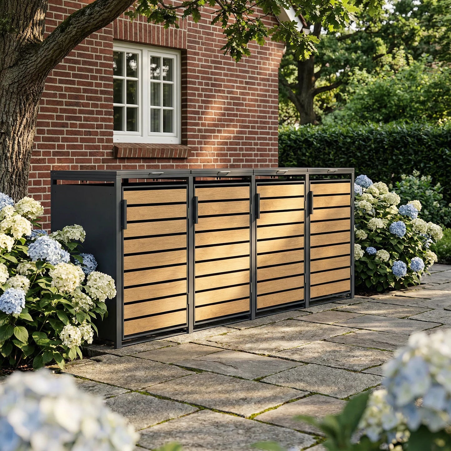 4er Mülltonnenbox Holzoptik vor Klinkerhaus – unter Baum am Natursteinweg mit Hortensien