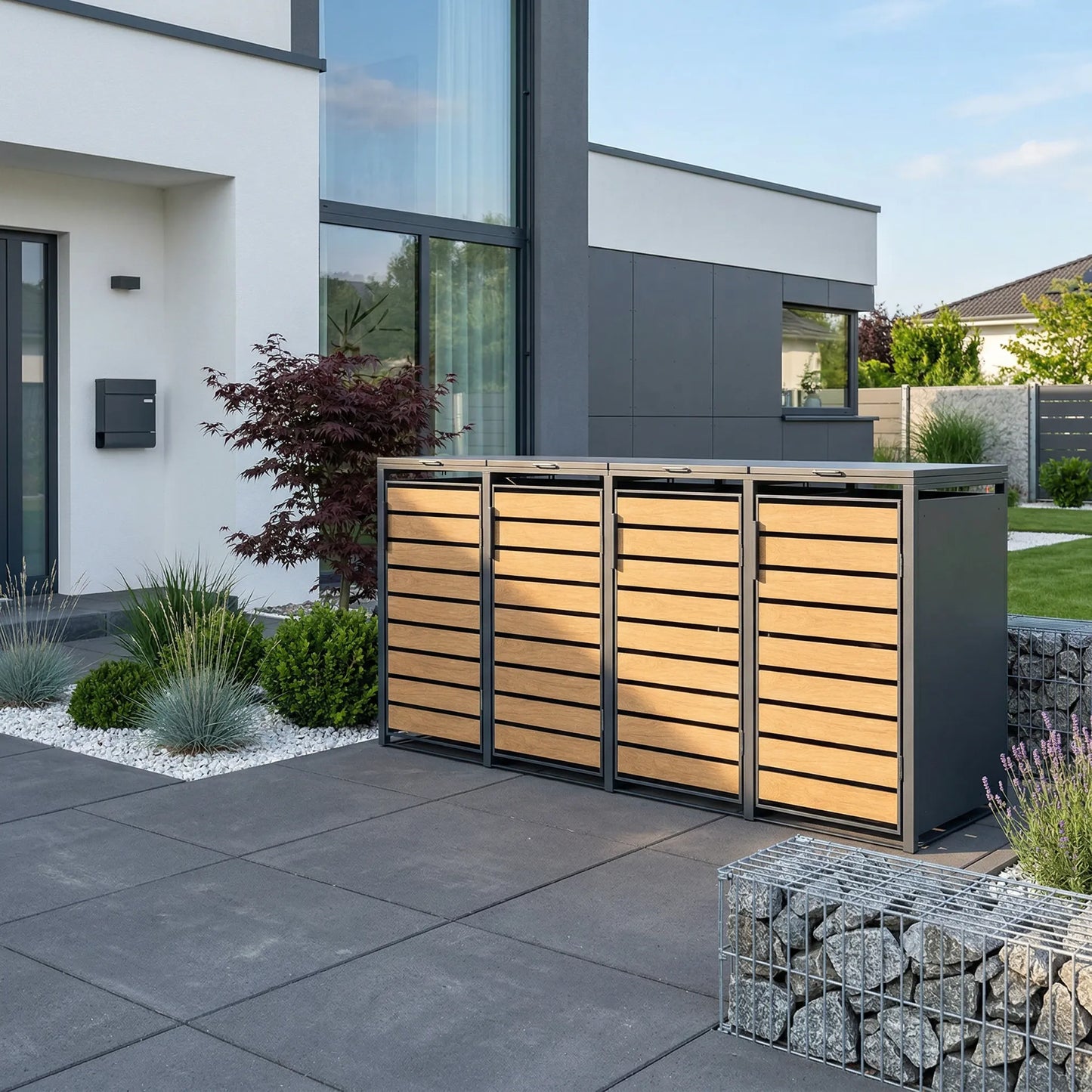 Mülltonnenbox 4er Holzoptik vor modernem Haus – Japanischer Ahorn und Gabione im Vorgarten